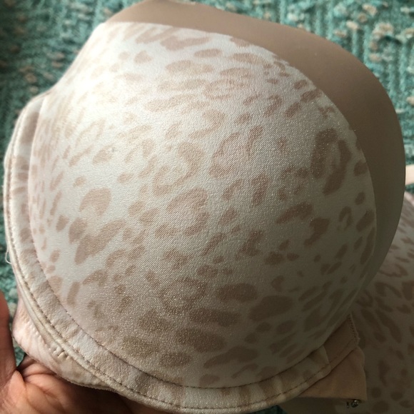 32DD Victoria’s Secret very sexy push up bra - Picture 3 of 5